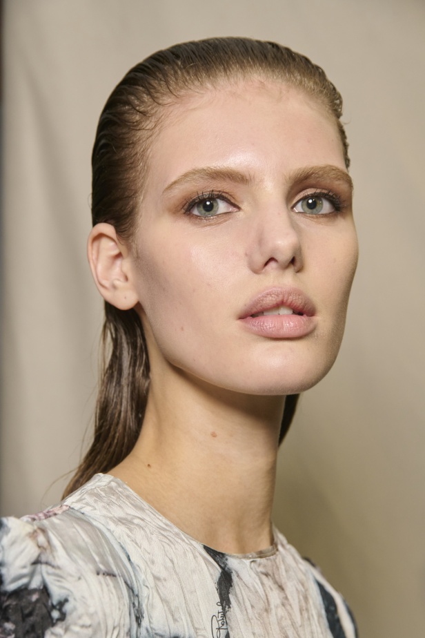 الإطلالات الجمالية  في عرض "روبرتو كفالي" خريف و شتاء 2024