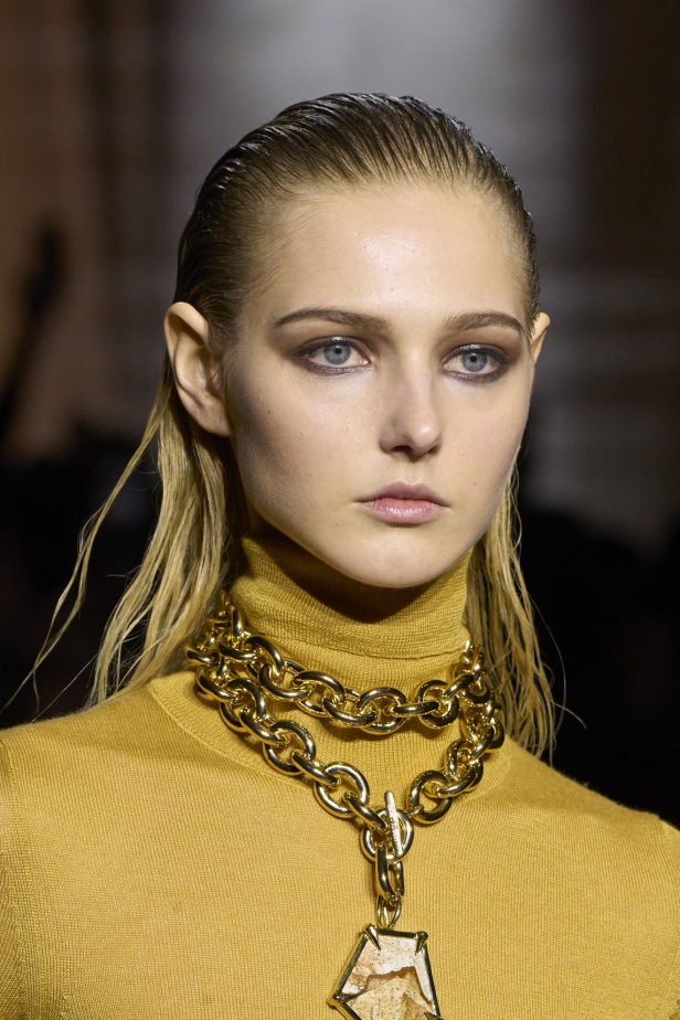 الإطلالات الجمالية  في عرض "روبرتو كفالي" خريف و شتاء 2024