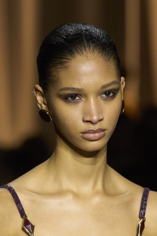 الإطلالات الجمالية  في عرض "روبرتو كفالي" خريف و شتاء 2024