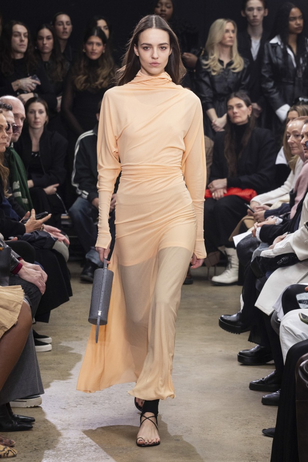 مجموعة Proenza Schouler لخريف وشتاء 2024 في نيويورك