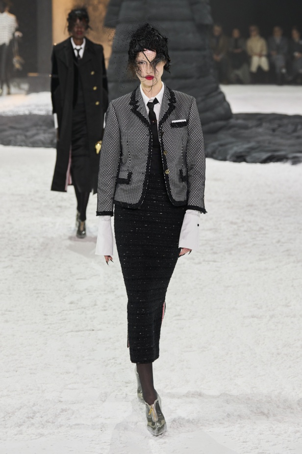 خيال الشعر والحرف اليدوية يختتم أسبوع الموضة النيويوركي مع مجموعة THOM BROWNE