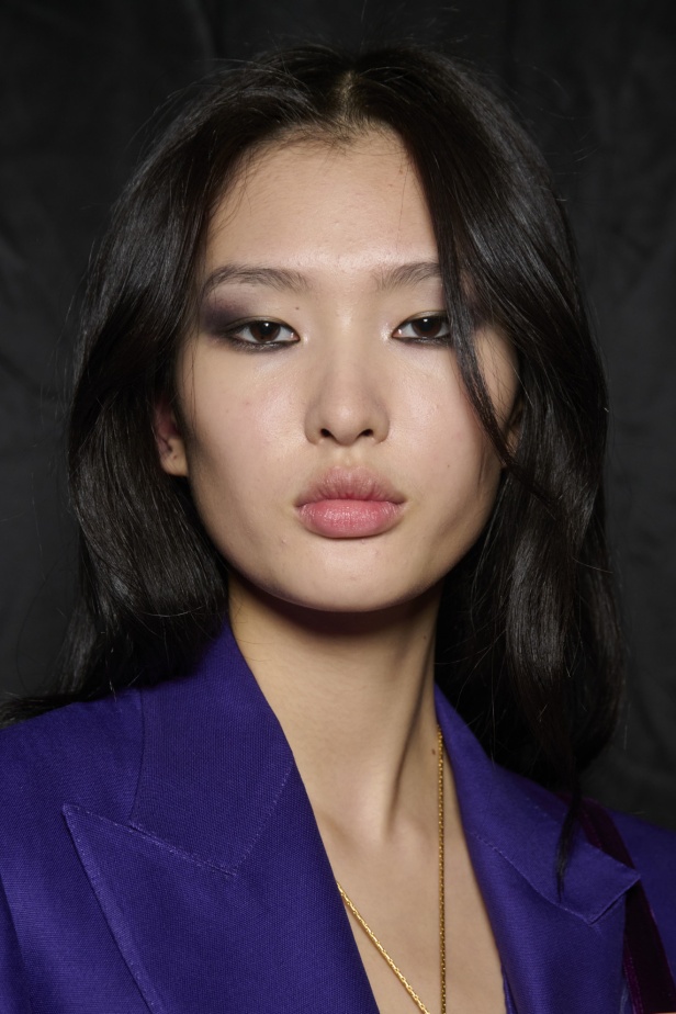 الإطلالات الجمالية لعرض أزياء Tom Ford لخريف وشتاء 2024-2025 في ميلانو