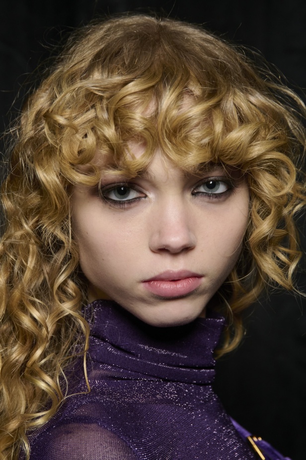 الإطلالات الجمالية لعرض أزياء Tom Ford لخريف وشتاء 2024-2025 في ميلانو