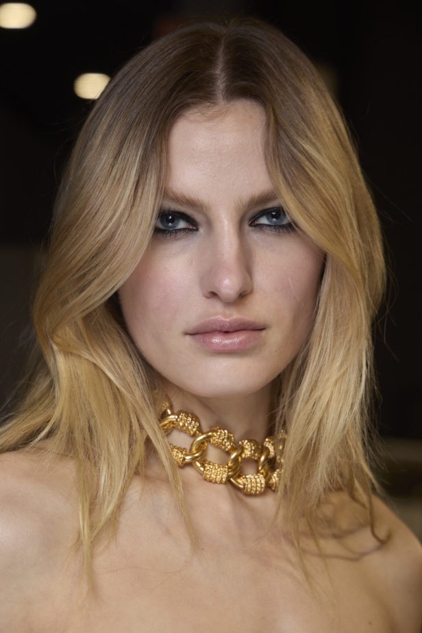 الإطلالات الجمالية لعرض أزياء Tom Ford لخريف وشتاء 2024-2025 في ميلانو