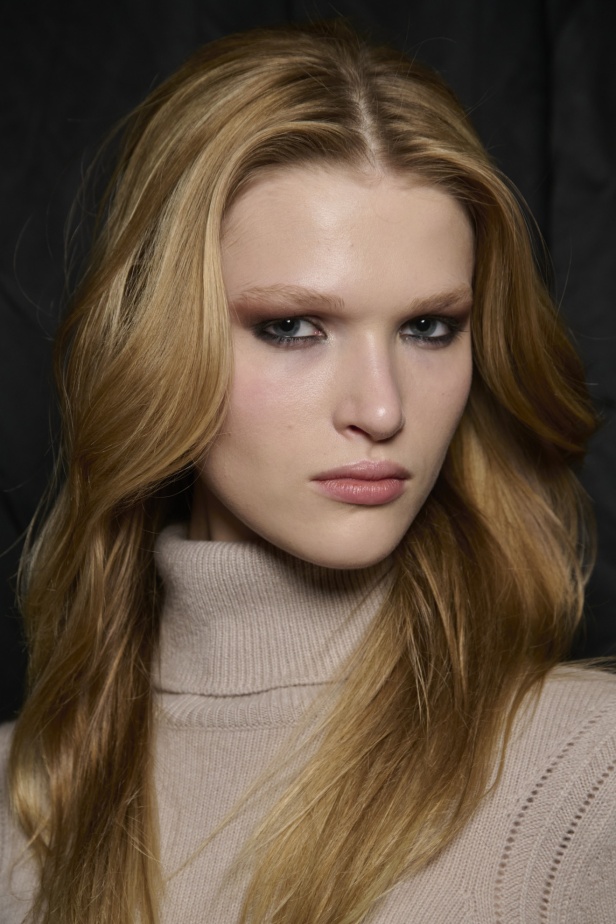 الإطلالات الجمالية لعرض أزياء Tom Ford لخريف وشتاء 2024-2025 في ميلانو