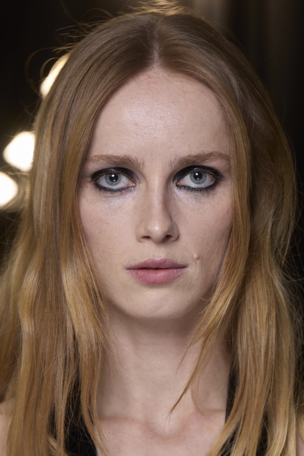 الإطلالات الجمالية لعرض أزياء Tom Ford لخريف وشتاء 2024-2025 في ميلانو