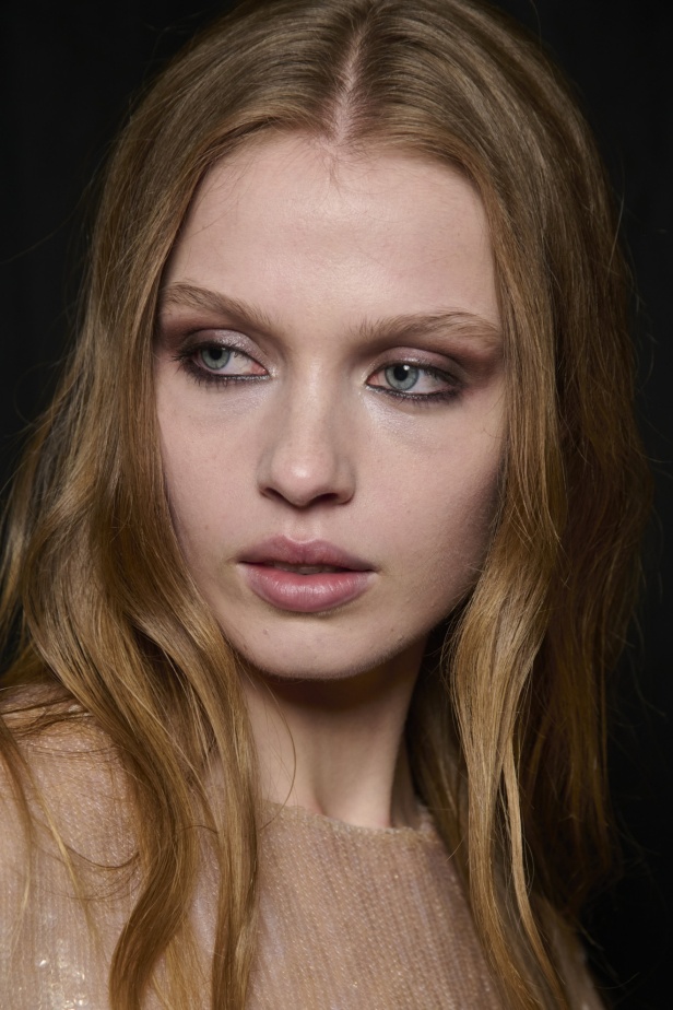 الإطلالات الجمالية لعرض أزياء Tom Ford لخريف وشتاء 2024-2025 في ميلانو