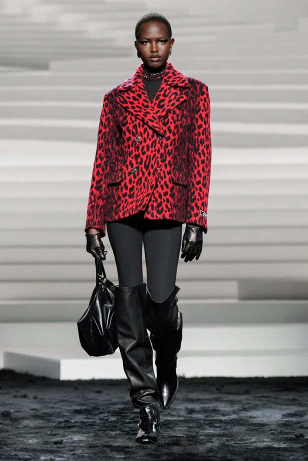 مجموعة Versace لخريف وشتاء 2024- 2025