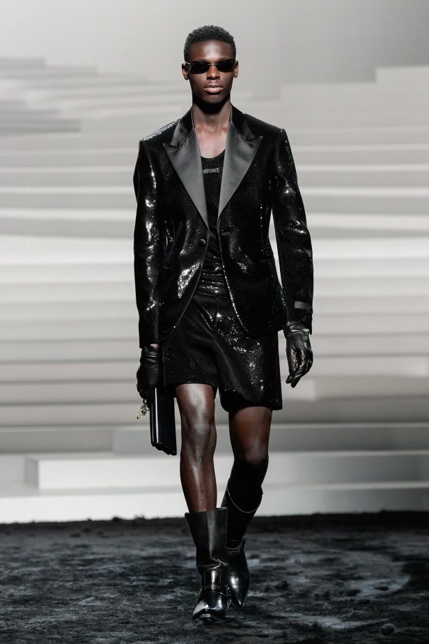 مجموعة Versace لخريف وشتاء 2024- 2025