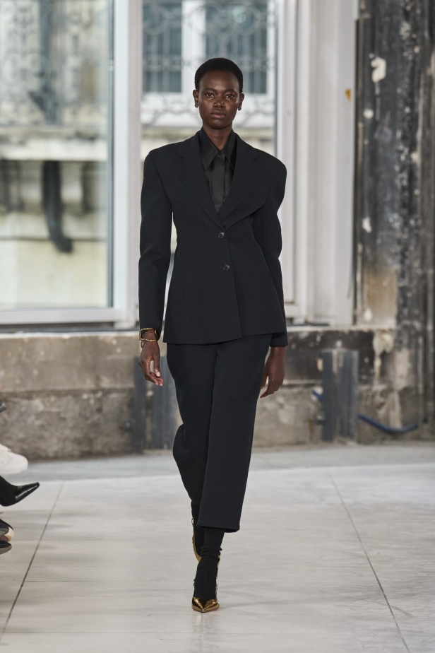 مجموعة Akris تلاعب في الضوء وعملية في التصاميم