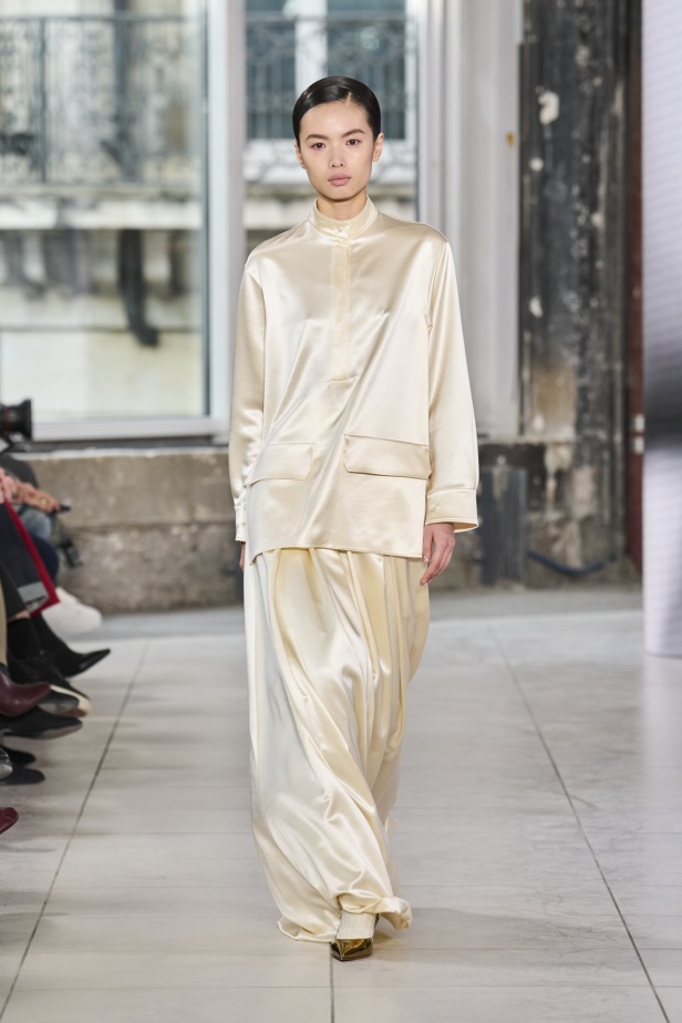 مجموعة Akris تلاعب في الضوء وعملية في التصاميم