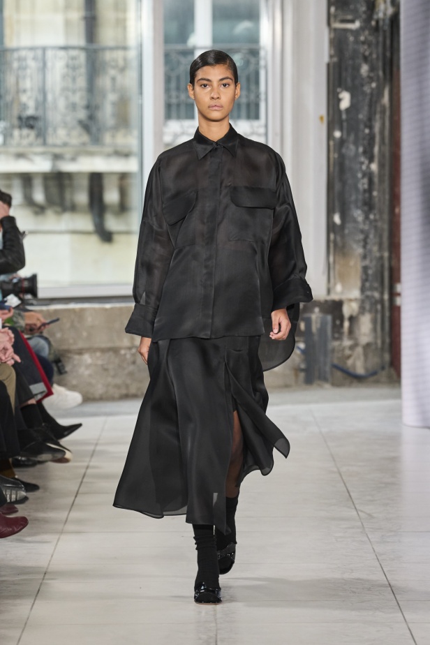 مجموعة Akris تلاعب في الضوء وعملية في التصاميم