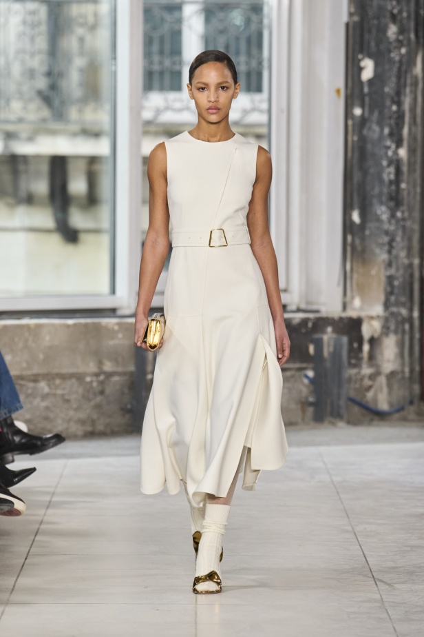 مجموعة Akris تلاعب في الضوء وعملية في التصاميم