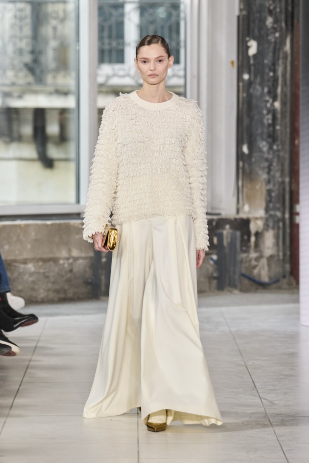 مجموعة Akris تلاعب في الضوء وعملية في التصاميم