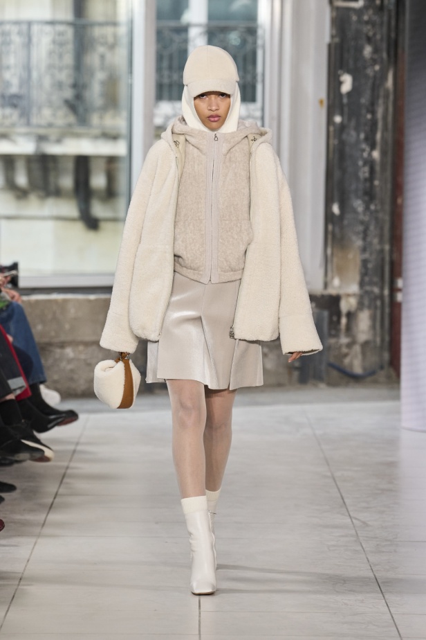 مجموعة Akris تلاعب في الضوء وعملية في التصاميم