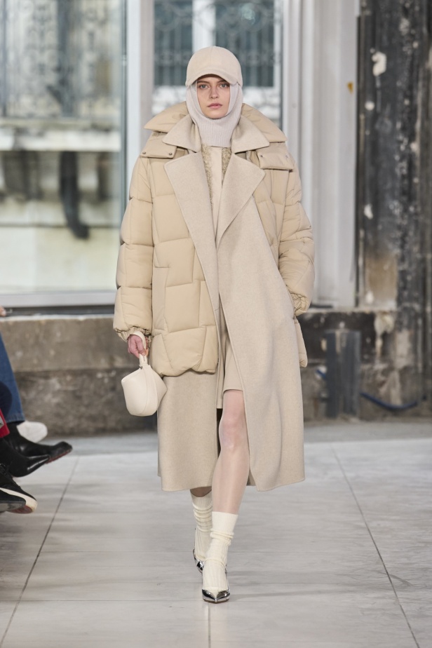 مجموعة Akris تلاعب في الضوء وعملية في التصاميم