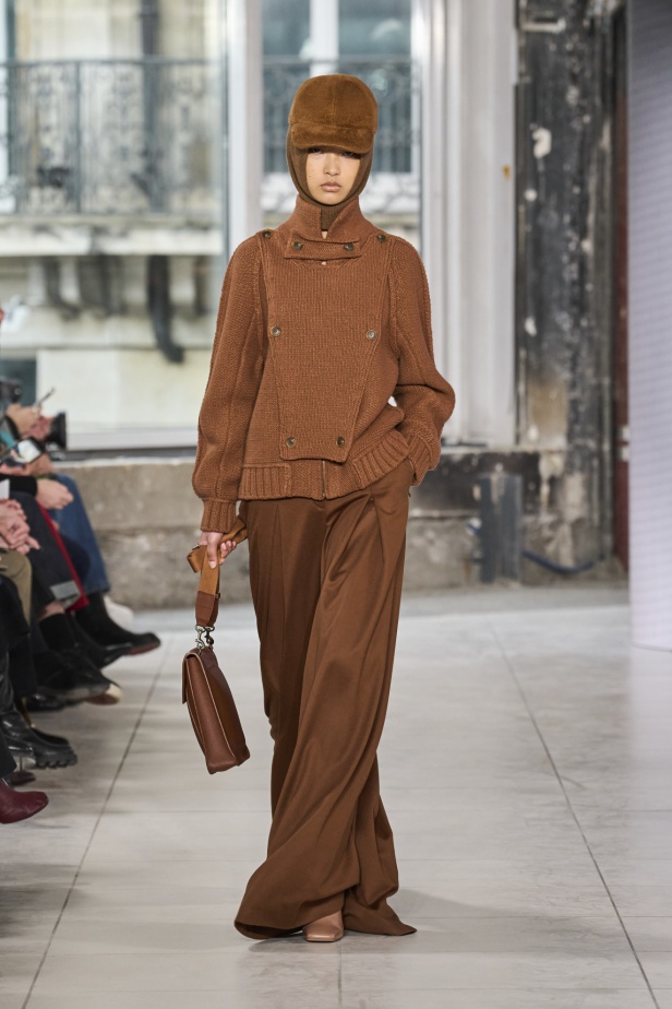 مجموعة Akris تلاعب في الضوء وعملية في التصاميم