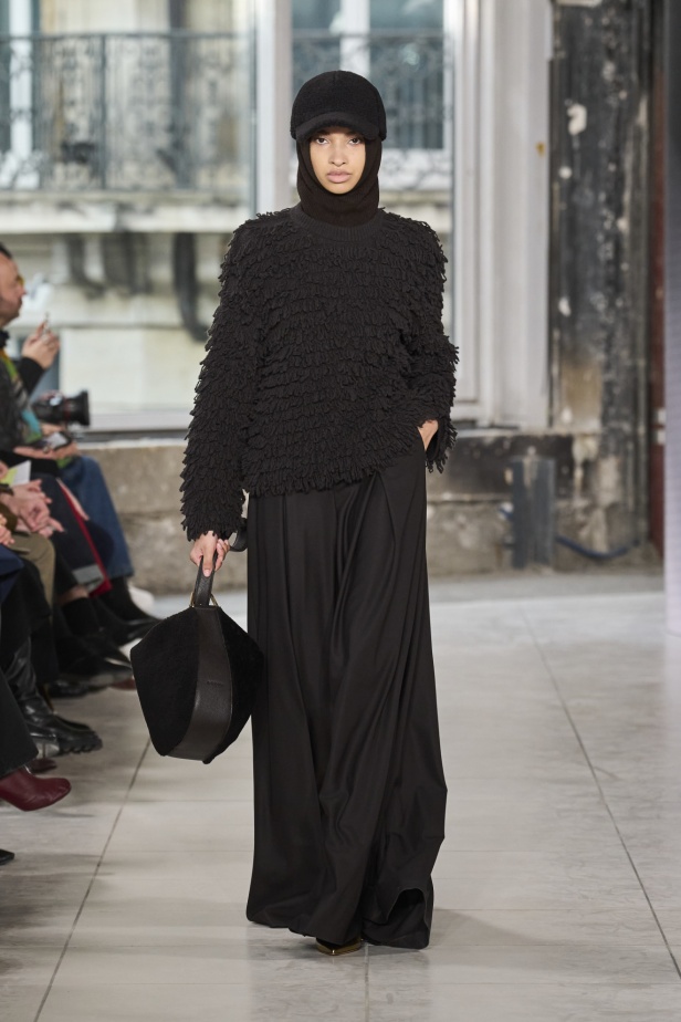 مجموعة Akris تلاعب في الضوء وعملية في التصاميم