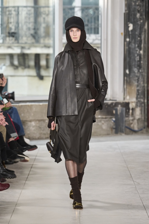 مجموعة Akris تلاعب في الضوء وعملية في التصاميم