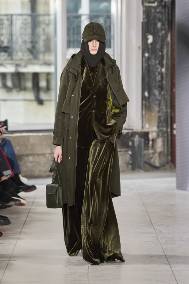 مجموعة Akris تلاعب في الضوء وعملية في التصاميم