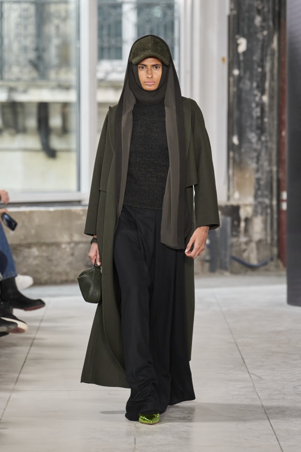 مجموعة Akris تلاعب في الضوء وعملية في التصاميم