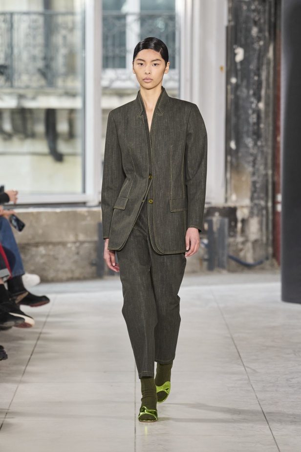 مجموعة Akris تلاعب في الضوء وعملية في التصاميم