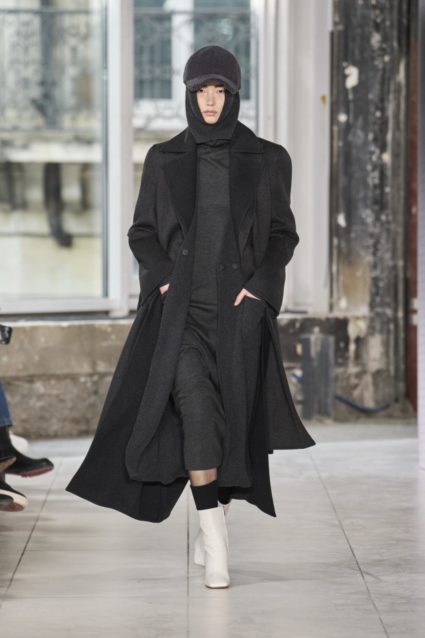 مجموعة Akris تلاعب في الضوء وعملية في التصاميم