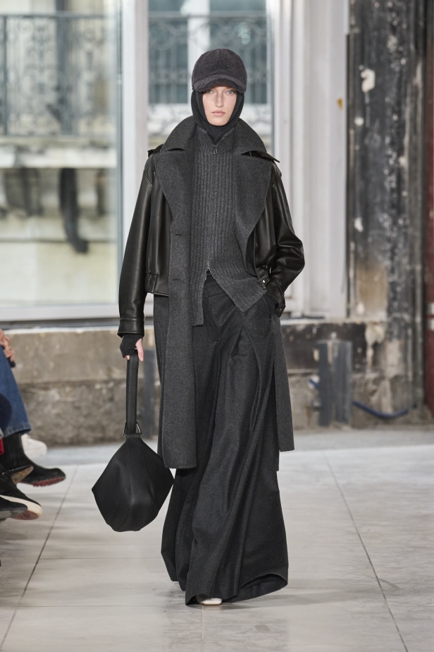 مجموعة Akris تلاعب في الضوء وعملية في التصاميم