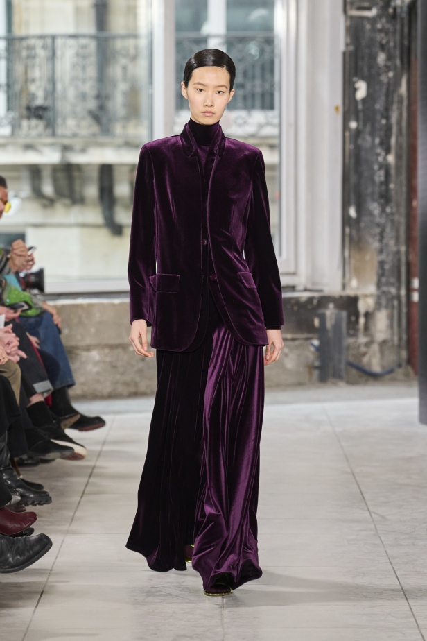 مجموعة Akris تلاعب في الضوء وعملية في التصاميم