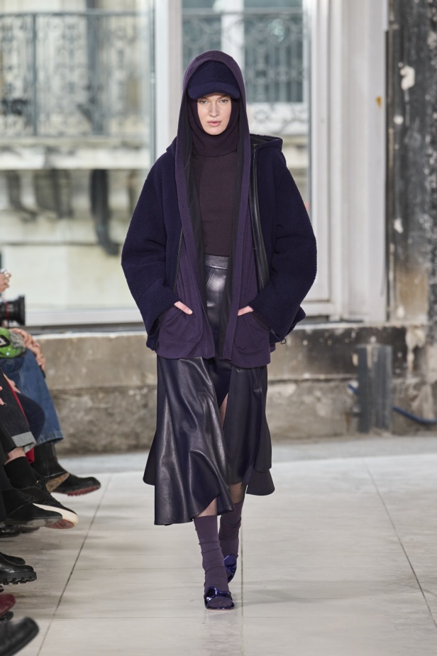 مجموعة Akris تلاعب في الضوء وعملية في التصاميم