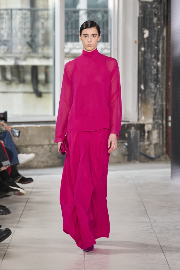 مجموعة Akris تلاعب في الضوء وعملية في التصاميم