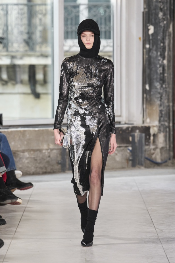 مجموعة Akris تلاعب في الضوء وعملية في التصاميم