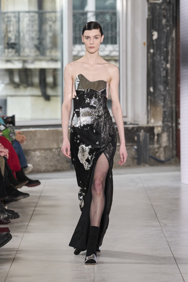 مجموعة Akris تلاعب في الضوء وعملية في التصاميم