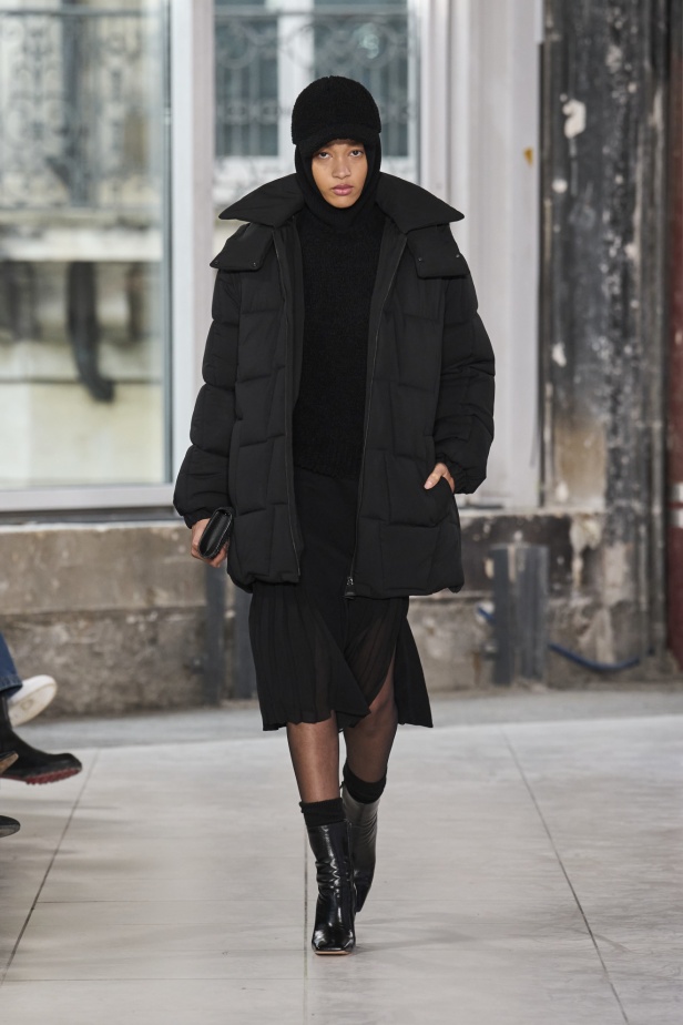 مجموعة Akris تلاعب في الضوء وعملية في التصاميم