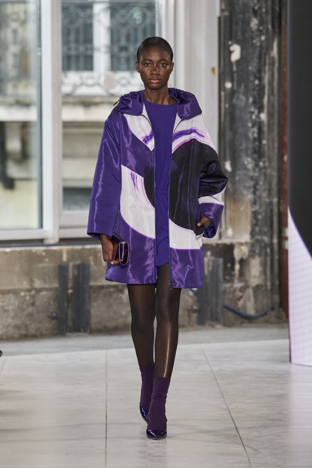 مجموعة Akris تلاعب في الضوء وعملية في التصاميم