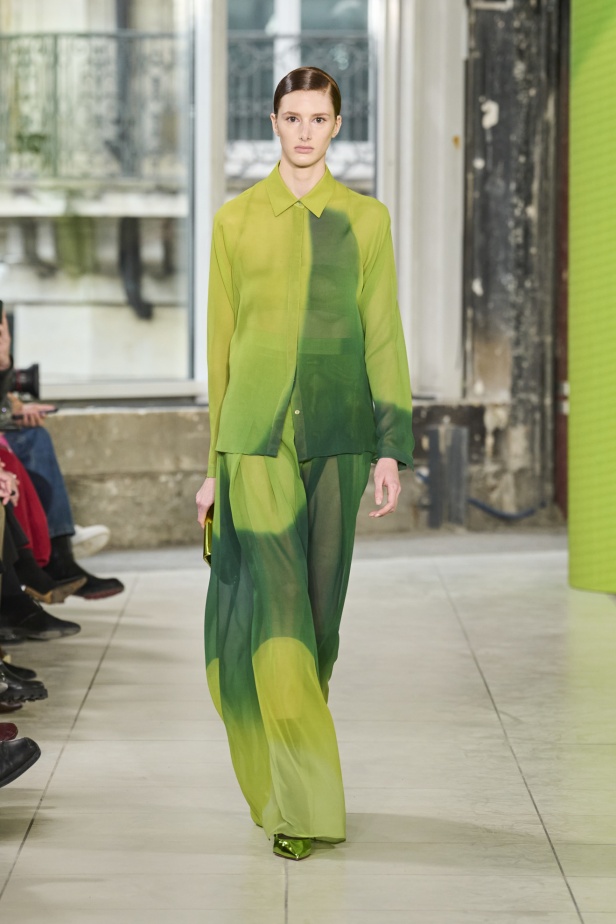 مجموعة Akris تلاعب في الضوء وعملية في التصاميم