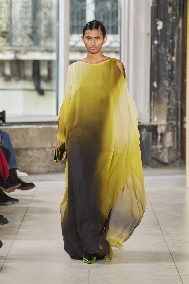 مجموعة Akris تلاعب في الضوء وعملية في التصاميم