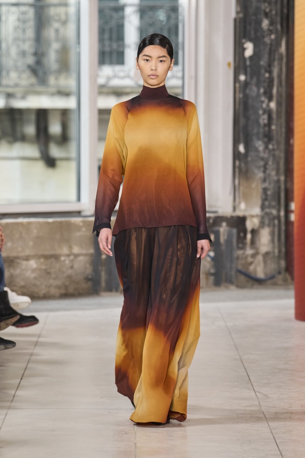 مجموعة Akris تلاعب في الضوء وعملية في التصاميم