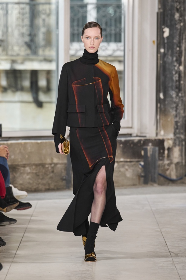 مجموعة Akris تلاعب في الضوء وعملية في التصاميم