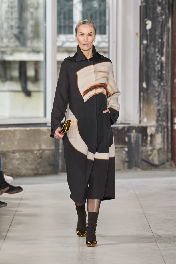 مجموعة Akris تلاعب في الضوء وعملية في التصاميم