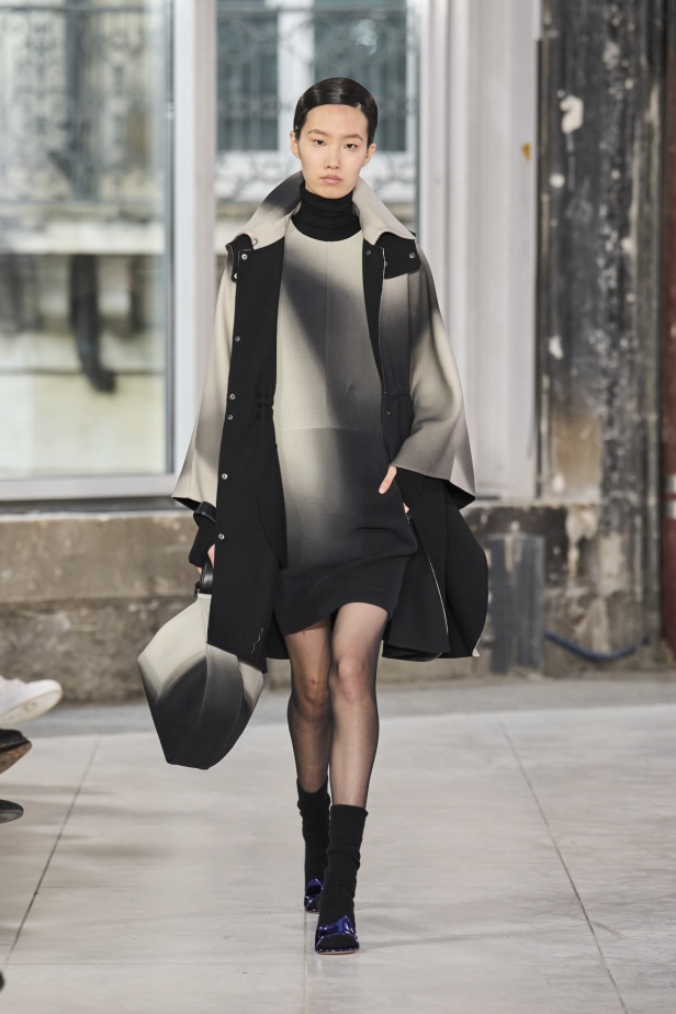 مجموعة Akris تلاعب في الضوء وعملية في التصاميم