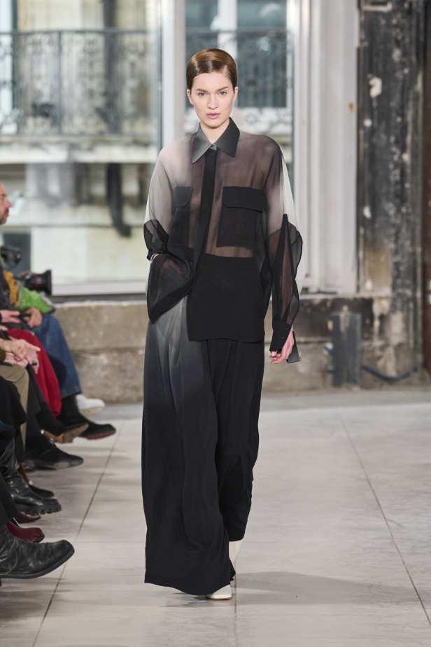 مجموعة Akris تلاعب في الضوء وعملية في التصاميم