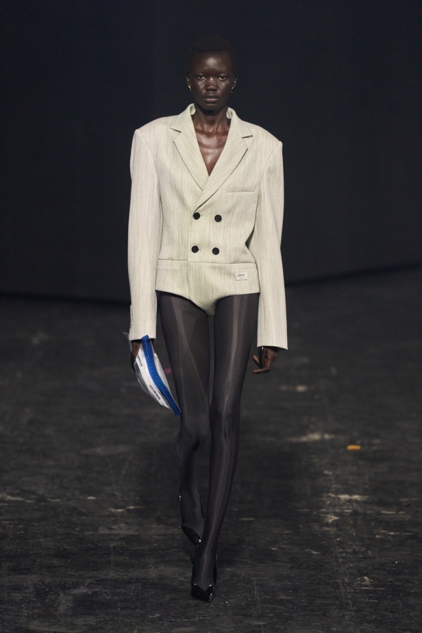 مجموعة Coperni لخريف 2024 ابتكارات جديدة في عالمي الموضة والتكنولوجيا 