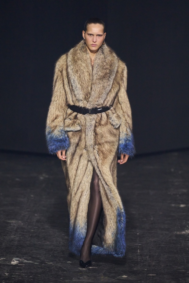 مجموعة Coperni لخريف 2024 ابتكارات جديدة في عالمي الموضة والتكنولوجيا 