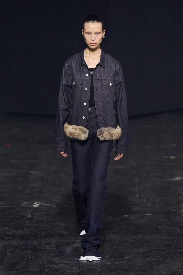 مجموعة Coperni لخريف 2024 ابتكارات جديدة في عالمي الموضة والتكنولوجيا 