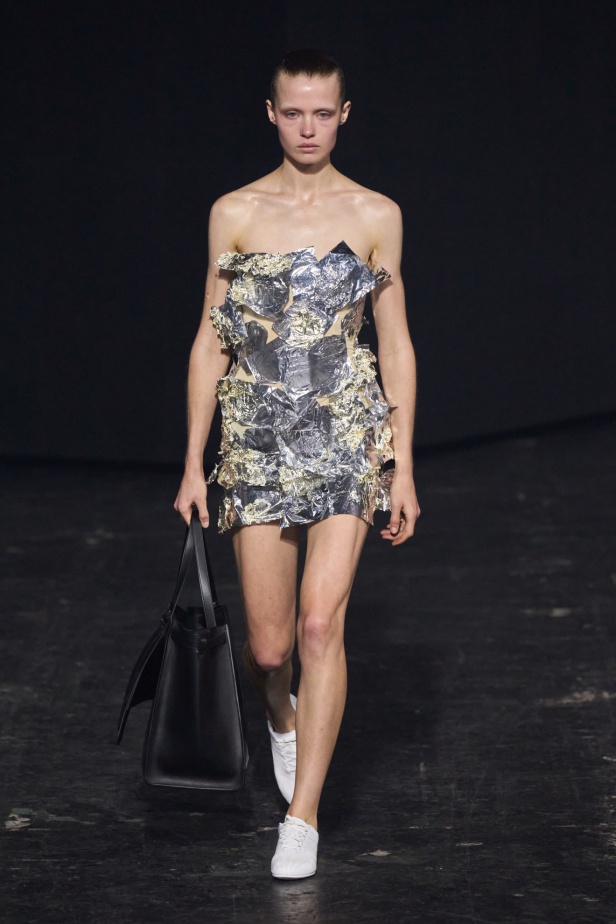 مجموعة Coperni لخريف 2024 ابتكارات جديدة في عالمي الموضة والتكنولوجيا 