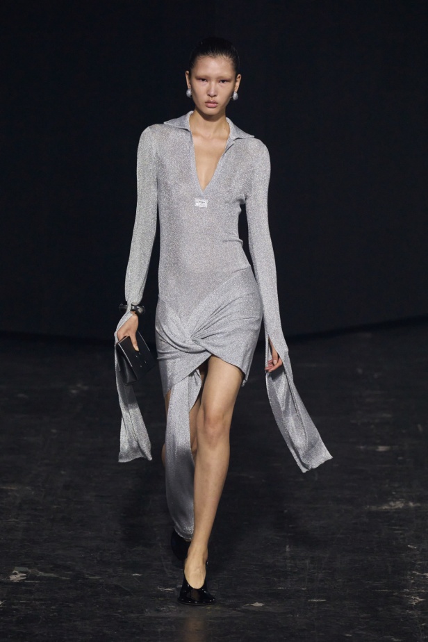 مجموعة Coperni لخريف 2024 ابتكارات جديدة في عالمي الموضة والتكنولوجيا 