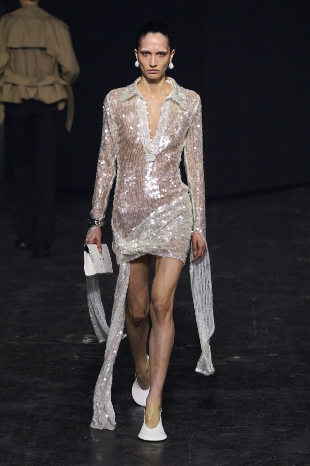 مجموعة Coperni لخريف 2024 ابتكارات جديدة في عالمي الموضة والتكنولوجيا 