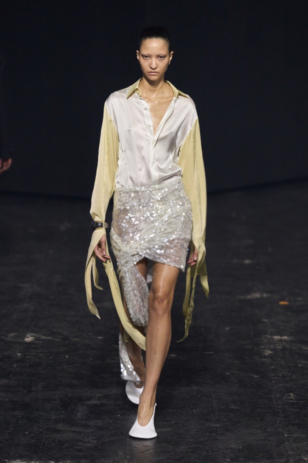 مجموعة Coperni لخريف 2024 ابتكارات جديدة في عالمي الموضة والتكنولوجيا 