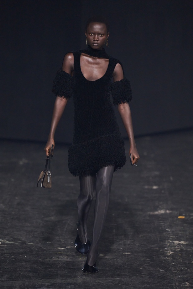 مجموعة Coperni لخريف 2024 ابتكارات جديدة في عالمي الموضة والتكنولوجيا 